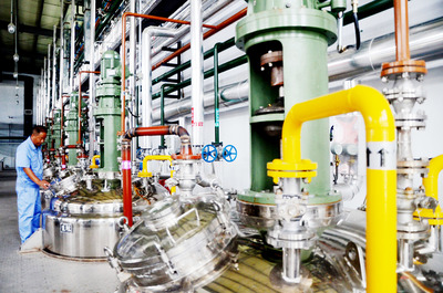 禹州天源科技生物工人正在察看生產情況